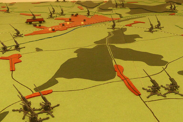 Schlachtfeld im Zweiten Weltkrieg: Das Diorama des Flakgürtels um die Kugellagerstadt stammt von Friedel Tellert. Schlachtfeld im Zweiten Weltkrieg: Das Diorama des Flakgürtels um die Kugellagerstadt stammt von Friedel Tellert.