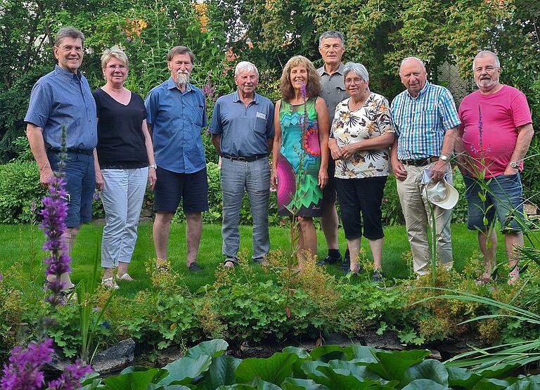Zum 125-jährigen Vereinsjubiläum lud der Vorstand des Verschönerungsvereins zu einem Tag der offenen Gärten ein, (von links) Vorsitzender Burkard Löffler mit Ehefrau Corona, stellvertretender Vorsitzender Heiner Bauer, Beirat Manfred Dömling, Schriftführerin Sieglinde Winter-Denk, Kassier Wolfgang Kraus und vom Beirat Gunda Bauer, Hans Beischl und Martin Nützel. Zum 125-jährigen Vereinsjubiläum lud der Vorstand des Verschönerungsvereins zu einem Tag der offenen Gärten ein, (von links) Vorsitzender Burkard Löffler mit Ehefrau Corona, stellvertretender Vorsitzender Heiner Bauer, Beirat Manfred Dömling, Schriftführerin Sieglinde Winter-Denk, Kassier Wolfgang Kraus und vom Beirat Gunda Bauer, Hans Beischl und Martin Nützel.