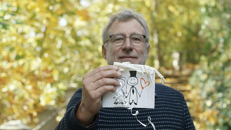 Karl-Heinz Kolb zeigt die Überreste eines Luftballs, der wohl bei einer Hochzeitsfeier steigen gelassen wurde.  Foto: Steffen Standke       -  Karl-Heinz Kolb zeigt die Überreste eines Luftballs, der wohl bei einer Hochzeitsfeier steigen gelassen wurde.  Foto: Steffen Standke