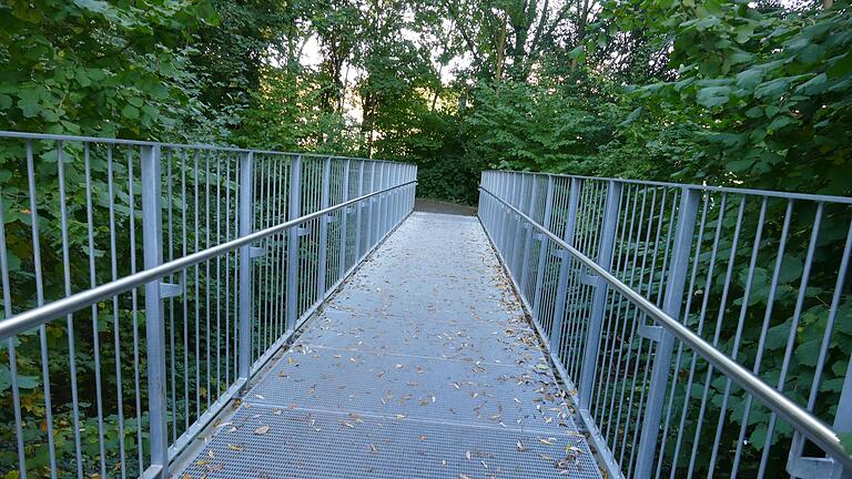 Auf dem Gehweg von der Realschule zum BayWa-Kreisel in Mellrichstadt mehren sich Fälle von Vandalismus. Die Stadt hat nun Anzeige erstattet. Auf dem Gehweg von der Realschule zum BayWa-Kreisel in Mellrichstadt mehren sich Fälle von Vandalismus. Die Stadt hat nun Anzeige erstattet.