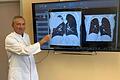 Der neue Chefarzt Thoraxchirurgie am Thoraxzentrum Münnerstadt, Grigori Petelnikow,  zeigt die Lunge einer Patientin vor und nach der Operation. Er hat den Tumor entfernt. Foto: Thomas Malz       -  Der neue Chefarzt Thoraxchirurgie am Thoraxzentrum Münnerstadt, Grigori Petelnikow,  zeigt die Lunge einer Patientin vor und nach der Operation. Er hat den Tumor entfernt. Foto: Thomas Malz