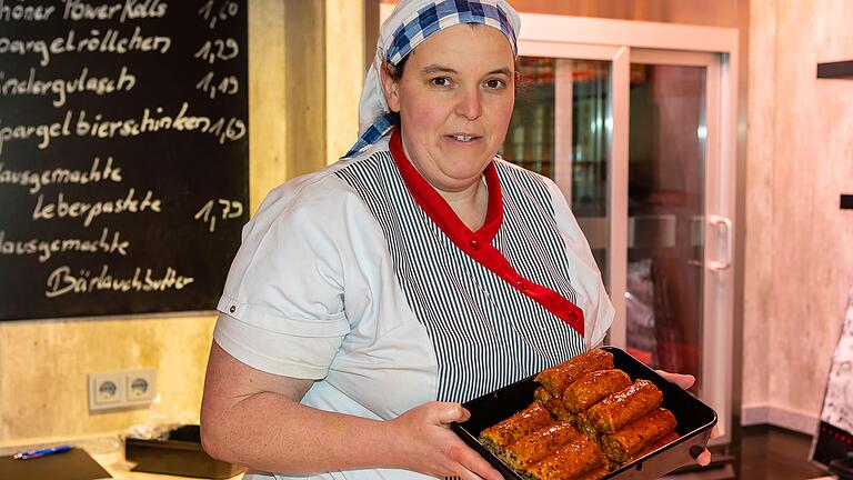 Metzgermeisterin Barbara Fink hat beim bayrischen Metzger-Cup die Jury mit ihren kreativen Produkten überzeugt. Die 'Rhöner PowerRolls' sorgten bei dem Wettbewerb für höchste Punktzahl. Metzgermeisterin Barbara Fink hat beim bayrischen Metzger-Cup die Jury mit ihren kreativen Produkten überzeugt. Die 'Rhöner PowerRolls' sorgten bei dem Wettbewerb für höchste Punktzahl.