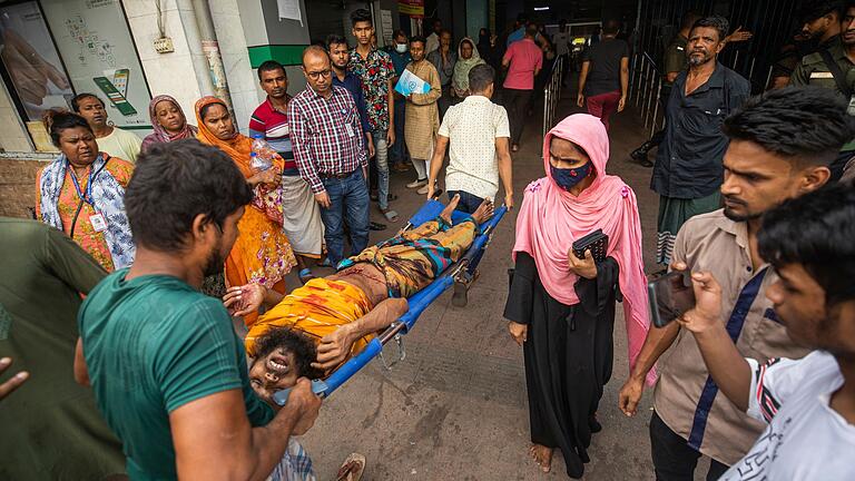 Studentenproteste in Bangladesch       -  Ein verletzter Student wird auf einer Trage in ein Krankenhaus in Dhaka gebracht.