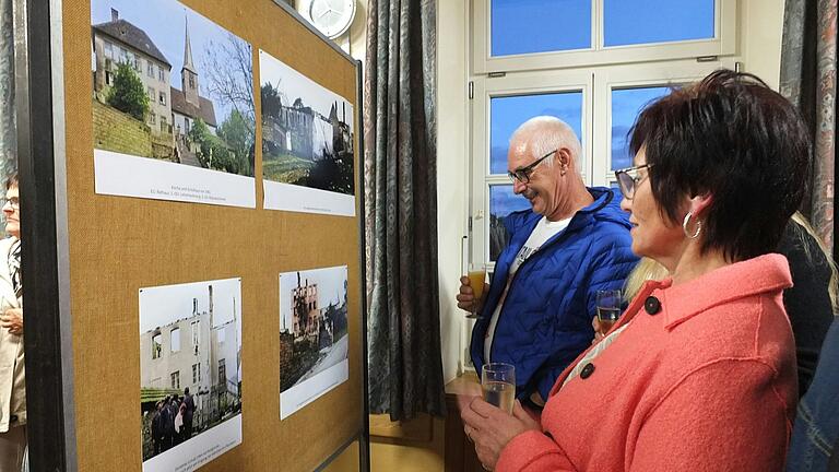 Die großformatigen Bilder im Bürgerhaus zeigen, dass nach der Bombardierung am 10. September 1944 kaum ein Gebäude in Acholshausen
von dem Feuer verschont geblieben ist. Die großformatigen Bilder im Bürgerhaus zeigen, dass nach der Bombardierung am 10. September 1944 kaum ein Gebäude in Acholshausen
von dem Feuer verschont geblieben ist.