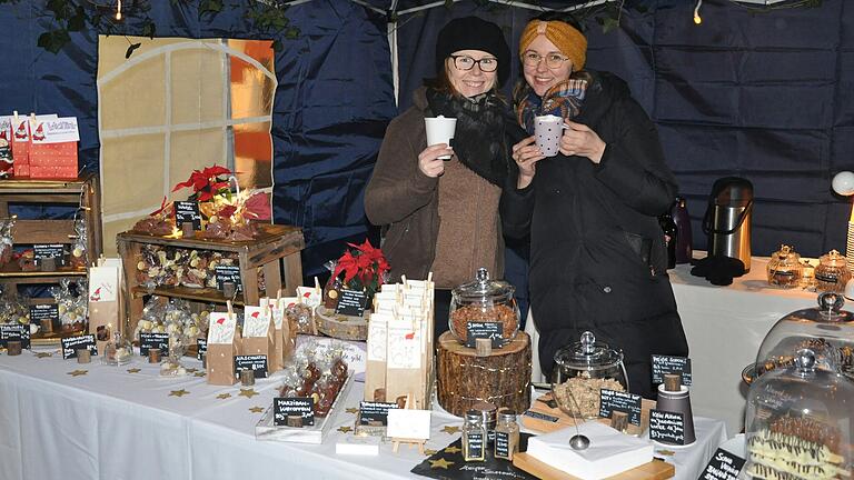 Weihnachtliche Produkte und Geschenkideen lassen sich beim Glühweinabend mit Weihnachtsmarkt in Hofheim entdecken.