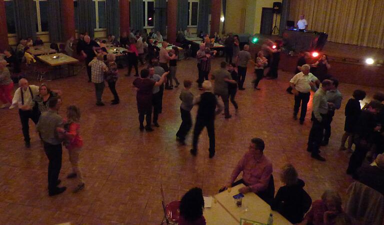 Bei der „Schlagernacht“ mit Tanz und modischen Einlagen in Gemünden. Bei der „Schlagernacht“ mit Tanz und modischen Einlagen in Gemünden.