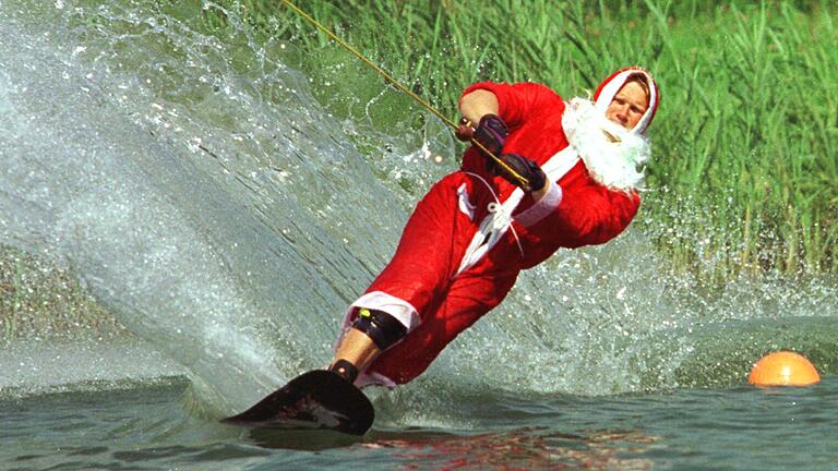 Warum nicht Weihnachten im Sommer feiern? Der Weihnachtsmann ist ja scheinbar bereit - und im Winter fällt wegen der steigenden Coronazahlen wahrscheinlich sowieso wieder alles aus. Warum nicht Weihnachten im Sommer feiern? Der Weihnachtsmann ist ja scheinbar bereit - und im Winter fällt wegen der steigenden Coronazahlen wahrscheinlich sowieso wieder alles aus.