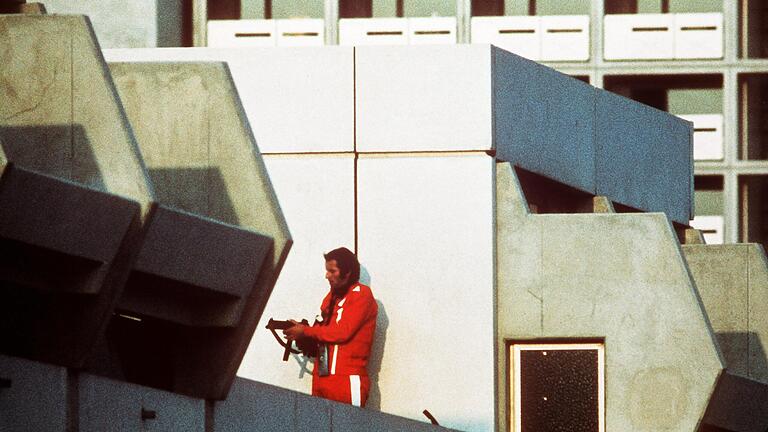 Die mitgefilmten Aktionen der schlecht getarnten Münchner Scharfschützen wurden live im Fernsehen übertragen.