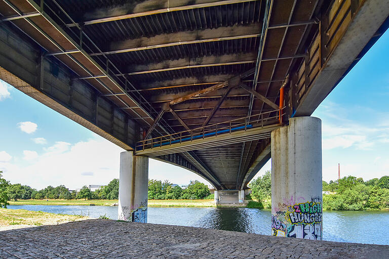 Während der Sperrung im August/September sollen auch andere Korrosionsschäden unterhalb der Brücke behoben werden. Während der Sperrung im August/September sollen auch andere Korrosionsschäden unterhalb der Brücke behoben werden.
