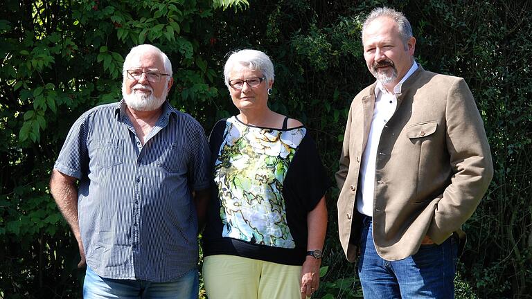 Johannes und Gisela Wolf feierten Goldene Hochzeit und Bürgermeister Michael Gram (rechts) kam zum Gratulieren vorbei. Johannes und Gisela Wolf feierten Goldene Hochzeit und Bürgermeister Michael Gram (rechts) kam zum Gratulieren vorbei.