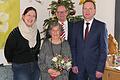 Emy Seel aus Krum feierte ihren 90. Geburtstag am Silvestertag. Dazu gratulierten auch (von links) Pastoralassistentin Leandra Lunk, Bürgermeister Thomas Stadelmann und der stellvertretende Landrat Michael Ziegler.