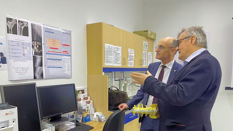 Als eine oft 'unerkannte Volkskrankheit' gilt inzwischen Osteoporose; hier erläutert Dr. Erich Hartwig (rechts) Landrat Schneider die Krankheit. Als eine oft 'unerkannte Volkskrankheit' gilt inzwischen Osteoporose; hier erläutert Dr. Erich Hartwig (rechts) Landrat Schneider die Krankheit.