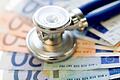 Geldnoten       -  Der gesetzlichen Krankenversicherung fehlen jährliche mehrere Milliarden Euro: Das ist das Ergebnis einer aktuellen Studie.