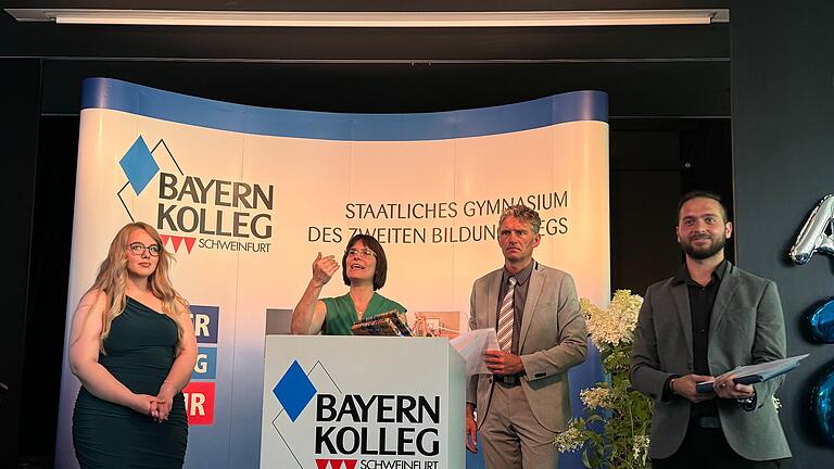 Worte der Anerkennung, der Ermutigung und des Dankes bekamen die Abiturientinnen und Abiturienten des Bayernkollegs Schweinfurt mit auf den Weg.