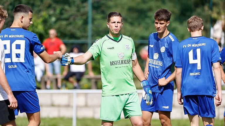 Torhüter André Koob (Mitte) ist beim Würzburger FV nun Kapitän. Der 33-Jährige hat teilweise deutlich jüngere Mitspieler.