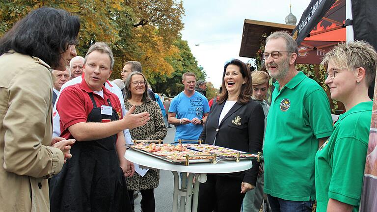 Kostprobe gefällig? Beim Rhöner Wurstmarkt 2022 wollte Metzgermeister Andreas Ortlepp (Zweiter von links) Schirmherrin Michaela Kaniber (Dritte von rechts) und die Abgeordnete Dorothee Bär (links) von den Rhöner Spezialitäten überzeugen. Kostprobe gefällig? Beim Rhöner Wurstmarkt 2022 wollte Metzgermeister Andreas Ortlepp (Zweiter von links) Schirmherrin Michaela Kaniber (Dritte von rechts) und die Abgeordnete Dorothee Bär (links) von den Rhöner Spezialitäten überzeugen. 