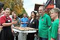Kostprobe gefällig? Beim Rhöner Wurstmarkt 2022&nbsp; wollte Metzgermeister Andreas Ortlepp (Zweiter von links) Schirmherrin Michaela Kaniber (Dritte von rechts) und die Abgeordnete Dorothee Bär (links) von den Rhöner Spezialitäten überzeugen.&nbsp;&nbsp;