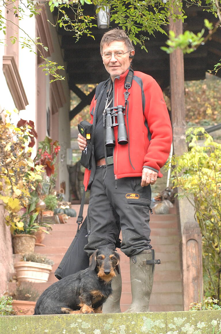 Eberhard Sinner 2014, kurz vor seinem 70. Geburtstag. Auch damals war Rauhhaardackel Wastl schon sein treuer Gefährt. Eberhard Sinner 2014, kurz vor seinem 70. Geburtstag. Auch damals war Rauhhaardackel Wastl schon sein treuer Gefährt.