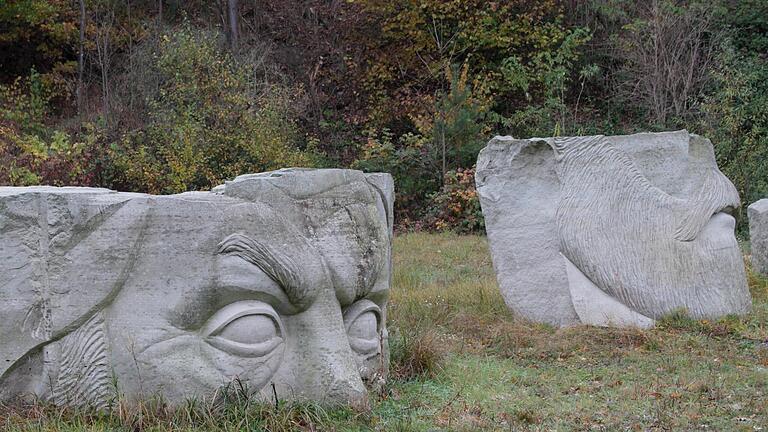 Zerschlagen liegt der Kopf von 'Präsident Snow' aus die Tribute von Panem im Breitbrunner Kellerbruch. Genauso zerschlagen sind jetzt die Pläne, hier eine Sandstein-Erlebniswelt zu errichten.