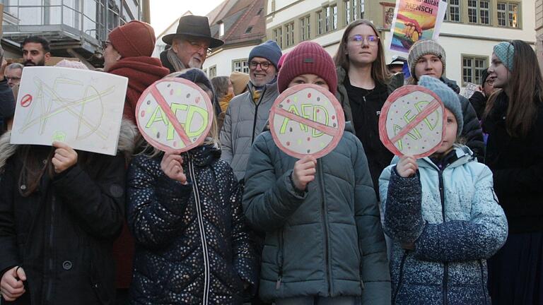 Über 1000 Menschen beteiligten sich an der Demonstration gegen rechts und für Demokratie in Kitzingen am vergangenen Samstagnachmittag. Über 1000 Menschen beteiligten sich an der Demonstration gegen rechts und für Demokratie in Kitzingen am vergangenen Samstagnachmittag.