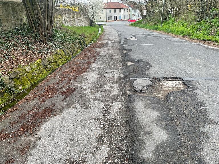 Die 'Schönbrunner Straße' befindet sich in einem schlechten Zustand, soll aber jetzt nur mit einer einfacheren Lösung ausgebessert werden. Die 'Schönbrunner Straße' befindet sich in einem schlechten Zustand, soll aber jetzt nur mit einer einfacheren Lösung ausgebessert werden.