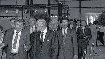 Rundgang durch das neue Werk: Neben Ministerpräsident Strauß (links) und Mannesmann-Chef Dieter inspizierte am Eröffnungstag 1986 auch der damalige Landrat Armin Grein (in der zweiten Reihe zwischen Strauß und Dieter) das neue Werk in Lohr. Rundgang durch das neue Werk: Neben Ministerpräsident Strauß (links) und Mannesmann-Chef Dieter inspizierte am Eröffnungstag 1986 auch der damalige Landrat Armin Grein (in der zweiten Reihe zwischen Strauß und Dieter) das neue Werk in Lohr.