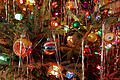 Weihnachtsbaum-Schmuck Symbolbild       -  Weihnachtsbaum, Christbaumkugeln, Beleuchtung, Lametta, Kitsch, kitschig, Symbolbild