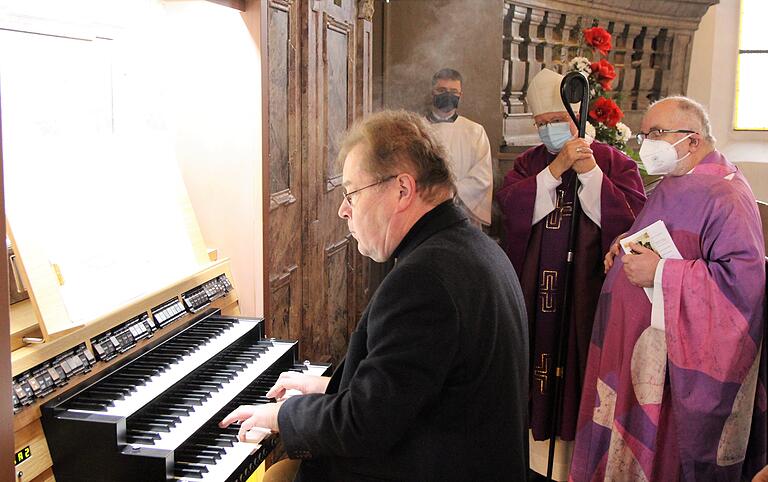Kirchenmusikdirektor Gregor Frede spielte die Ouvertüre auf der dreimanualigen Vleugels-Orgel in der Volkacher Pfarrkirche Sankt Bartholomäus.