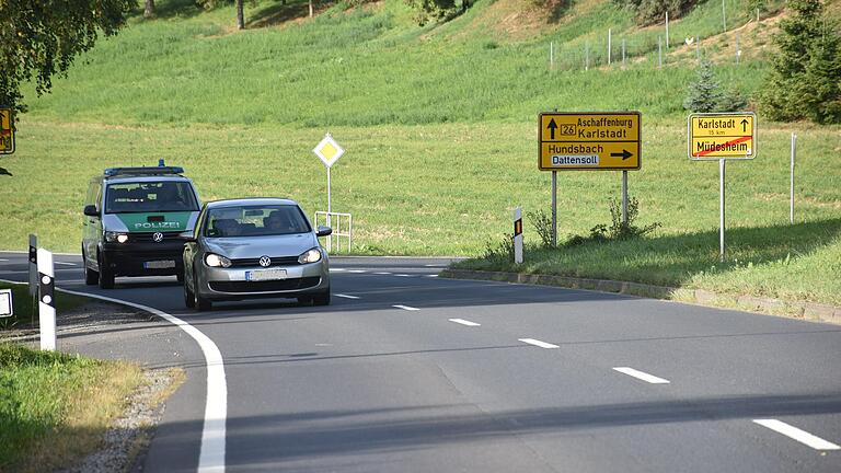 Der Abzweig von Halsheim (also entgegenkommend) nach Hundsbach und Dattensoll soll nach dem Willen der Stadt Arnstein Vorfahrtsstraße werden. Der Abzweig von Halsheim (also entgegenkommend) nach Hundsbach und Dattensoll soll nach dem Willen der Stadt Arnstein Vorfahrtsstraße werden.