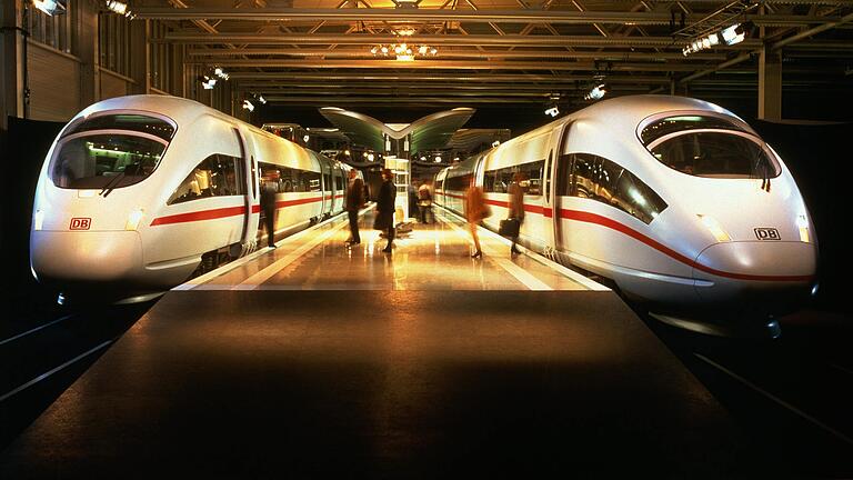 1995 mietet die DB AG in Poing bei München eine Werkhalle von Siemens an, um dort acht Mock-ups (Modelle im Maßstab 1:1) von Steuer-, Mittel-, und Restaurantwagen des ICE 3 und ICE T aufzubauen. 1995 mietet die DB AG in Poing bei München eine Werkhalle von Siemens an, um dort acht Mock-ups (Modelle im Maßstab 1:1) von Steuer-, Mittel-, und Restaurantwagen des ICE 3 und ICE T aufzubauen. 