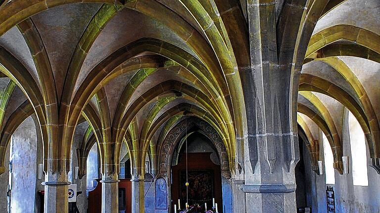 Bilderbuch-Gotik: Die Atmosphäre der Unterkirche nimmt gefangen. Im Text: Teil einer uralten Wandmalerei. Bilderbuch-Gotik: Die Atmosphäre der Unterkirche nimmt gefangen. Im Text: Teil einer uralten Wandmalerei.