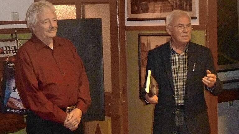 Lesung im Schulmuseum: Autor Wolfgang Loh (links) wurde begrüßt von Museumsleiter Eduard Stenger. Lesung im Schulmuseum: Autor Wolfgang Loh (links) wurde begrüßt von Museumsleiter Eduard Stenger.