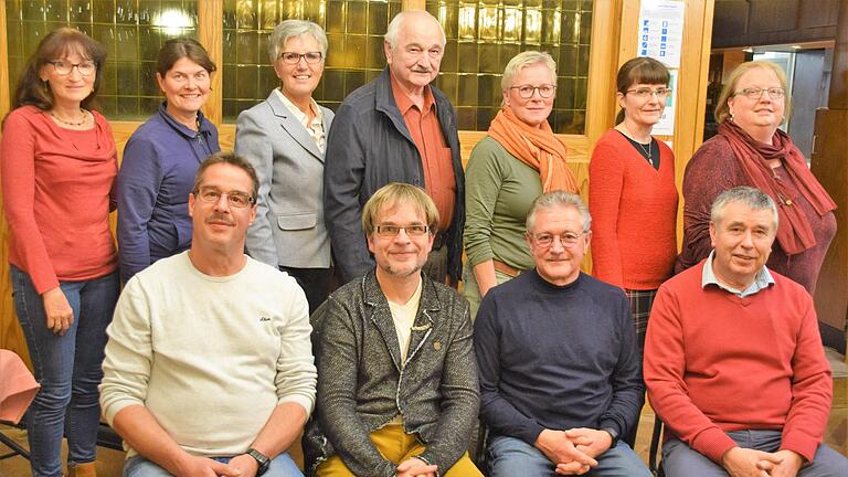 Auf dem Bild (hinten von links): 2. Vorsitzende Barbara Helbig, Schriftführerin Christine Hahn, 1. Vorsitzende Renate Prümer, Sprecher der passiven Vereinsmitglieder H ubert Kremser, Stimmensprecherin Anita Wissmüller, Notenwartin Christine Bachhuber und Stimmensprecherin Martina Weingart. Vorne (von links):&nbsp; Stimmensprecher Stephan Werthmann, Chorleiter Rudolf Wurm, Kassier Burkard Storch und Stimmensprecher Elmar Bachhuber.