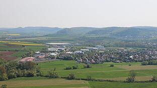 Blick vom Hammelberg auf Westheim mit Gewerbegebiet       -  Blick vom Hammelberg auf Westheim mit Gewerbegebiet