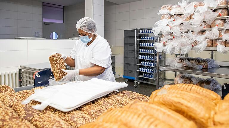 Im Brotraum riecht es wie in einer Backstube. Mindestens 200 Laibe essen die Patientinnen und Patienten pro Tag. Im Brotraum riecht es wie in einer Backstube. Mindestens 200 Laibe essen die Patientinnen und Patienten pro Tag.