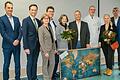 Die Geomed-Klinik hat ihren bisherigen Chefarzt Dr. Michael Dietrich verabschiedet und dessen Nachfolger Dr. Christoph Schmidt begrüßt. Im Bild (von links) Wolfgang Schraut (Kreiskämmerer), Florian Töpper (Landrat), Bettina Bärmann (stellvertretende Landrätin), Dr. Alexander Kraus (Chefarzt/Ärztlicher Direktor), Kristine Dietrich, Dr. Michael Dietrich, Dr. Christoph Schmidt, Susan Schmidt, Thomas Vizl (stellvertretender Landrat) und Wolfgang Schirmer (Geschäftsführer Geomed).