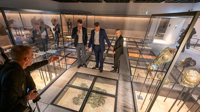 Wiedereröffnung Archäologischen Staatssammlung.jpeg       -  15.04.2024, Bayern, München: Markus Blume (l, CSU), Staatsminister für Wissenschaft und Kunst, und Markus Söder (M, CSU), Ministerpräsident von Bayern, werden zur Wiedereröffnung der Archäologischen Staatssammlung von Rupert Gebhard (r), Leiter der Archäologischen Staatssammlung, durch die Ausstellungsräume geführt. (zu dpa: «Neue Archäologische Staatssammlung - Alte Schätze, Comics, Abenteuer») Foto: Peter Kneffel/dpa +++ dpa-Bildfunk +++