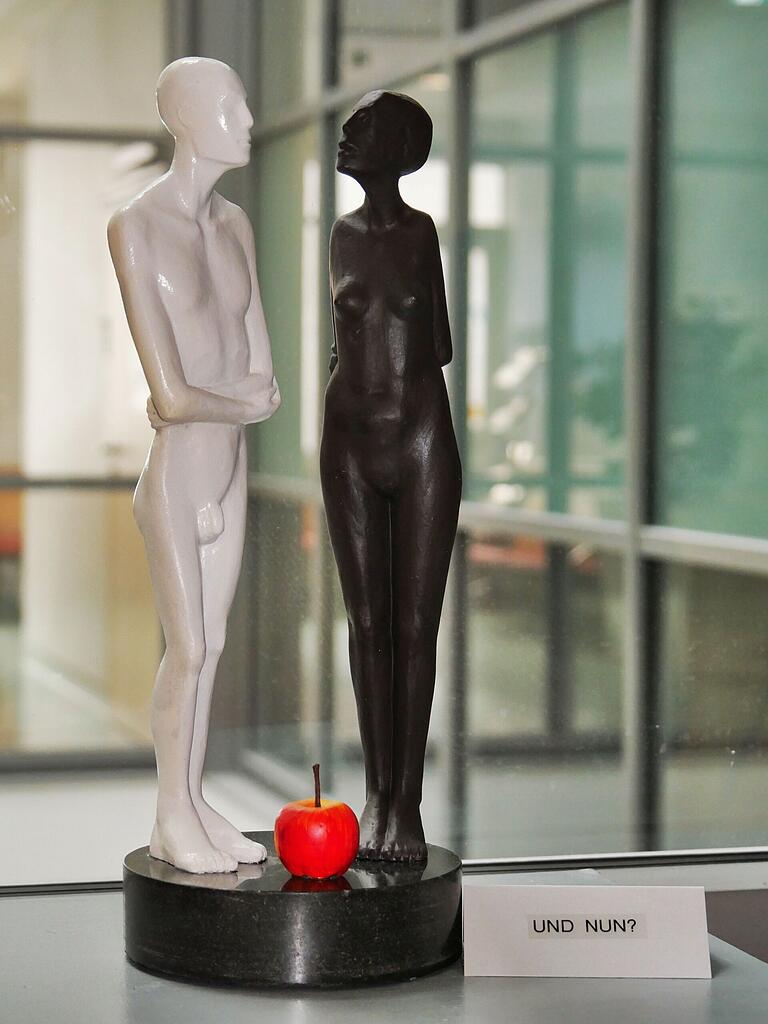 Viele Kunstwerke des Bildhauses Tilmar Hornung befassen sich mit dem Thema Mann und Frau. Diese Plastik aus Polyglas aus dem Jahr 2022 nennt der 'Und nun?' Der rote Apfel aus dem Paradies liegt zwischen ihnen. Wie geht es weiter? Viele Kunstwerke des Bildhauses Tilmar Hornung befassen sich mit dem Thema Mann und Frau. Diese Plastik aus Polyglas aus dem Jahr 2022 nennt der 'Und nun?' Der rote Apfel aus dem Paradies liegt zwischen ihnen. Wie geht es weiter?