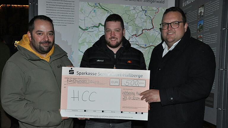 Wie alle Jahre wieder hat der Hofheimer Carneval Verein (HCC) während der Werbewoche fleißig Lose verkauft und sich engagiert. Werbering-Vorsitzender Rene Tierno bedankte sich dafür am Rande des Weihnachtsmarkts bei Patrick Dauelsberg vom HCC mit einer Spende von 500 Euro. Bürgermeister Alexander Bergmann gratulierte (von links).