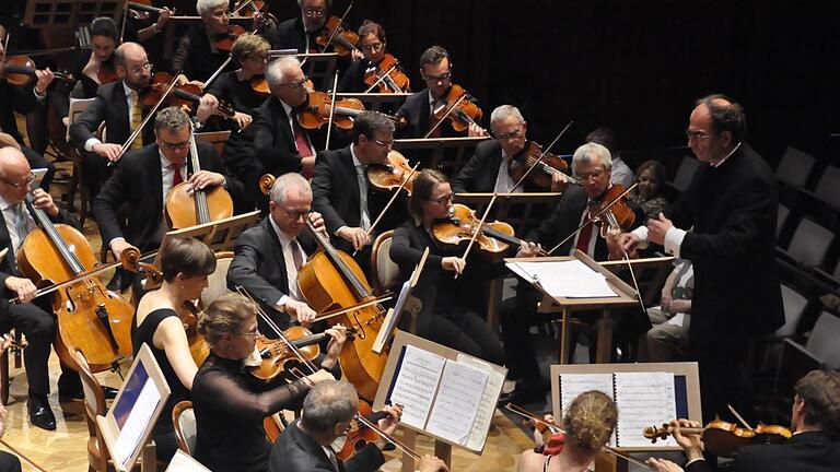 Mit Perfektion bei der Interpretation ihrer Werke und einer gelungenen Auswahl an Konzertliteratur begeisterte das Bayerische Ärzteorchester unter der musikalischen Leitung von Reinhard Steinberg bei seinem Konzert anlässlich des 50-jährigen Orchesterbestehens im Großen Saal des Regentenbaues. Peter Klopf - Mit Perfektion bei der Interpretation ihrer Werke und einer gelungenen Auswahl an Konzertliteratur begeisterte das Bayerische Ärzteorchester unter der musikalischen Leitung von Reinhard Steinberg bei seinem Konzert anlässlich des 50-jährigen Orchesterbestehens im Großen Saal des Regentenbaues. Peter Klopf Mit Perfektion bei der Interpretation ihrer Werke und einer gelungenen Auswahl an Konzertliteratur begeisterte das Bayerische Ärzteorchester unter der musikalischen Leitung von Reinhard Steinberg bei seinem Konzert anlässlich des 50-jährigen Orchesterbestehens im Großen Saal des Regentenbaues. Peter Klopf - Mit Perfektion bei der Interpretation ihrer Werke und einer gelungenen Auswahl an Konzertliteratur begeisterte das Bayerische Ärzteorchester unter der musikalischen Leitung von Reinhard Steinberg bei seinem Konzert anlässlich des 50-jährigen Orchesterbestehens im Großen Saal des Regentenbaues. Peter Klopf