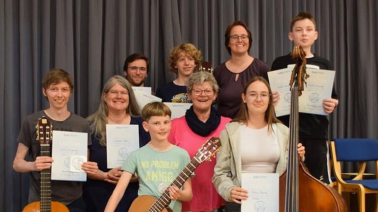 Übergabe der Urkunden an (vorne von links): Julian Jungkunst (D2), Susanne Vogel (D1), Janus Heilgenthal (D2), Petra Breitenbach, Fiona Brand (D1 Kontrabass und D2 Theorie), (hinten von links): Malte Weyland, Hannes Nordmann (D2), Bianca Brand, Moritz Schneider (D1 und D2). Übergabe der Urkunden an (vorne von links): Julian Jungkunst (D2), Susanne Vogel (D1), Janus Heilgenthal (D2), Petra Breitenbach, Fiona Brand (D1 Kontrabass und D2 Theorie), (hinten von links): Malte Weyland, Hannes Nordmann (D2), Bianca Brand, Moritz Schneider (D1 und D2).