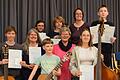 Übergabe der Urkunden an (vorne von links): Julian Jungkunst (D2), Susanne Vogel (D1), Janus Heilgenthal (D2), Petra Breitenbach, Fiona Brand (D1 Kontrabass und D2 Theorie), (hinten von links): Malte Weyland, Hannes Nordmann (D2), Bianca Brand, Moritz Schneider (D1 und D2).