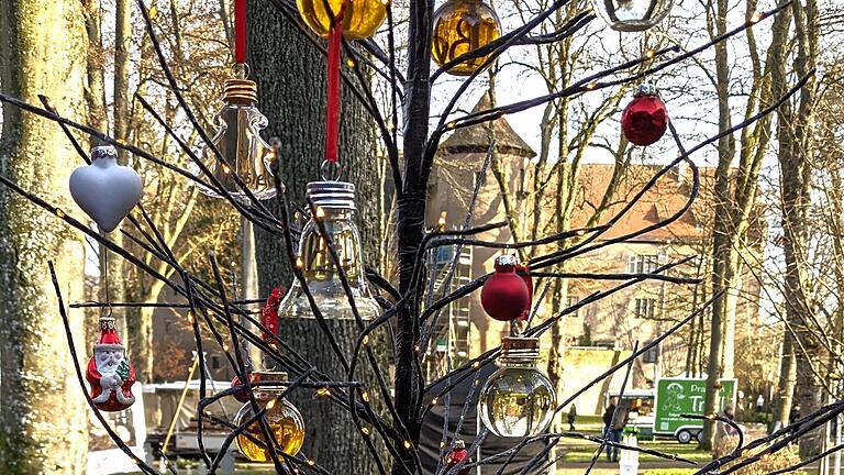 Weihnachtsdekoration unterschiedlichster Art gab es auf dem Aschacher Weihnachtsmarkt zu kaufen. - Weihnachtsdekoration unterschiedlichster Art gab es auf dem Aschacher Weihnachtsmarkt zu kaufen. Weihnachtsdekoration unterschiedlichster Art gab es auf dem Aschacher Weihnachtsmarkt zu kaufen. - Weihnachtsdekoration unterschiedlichster Art gab es auf dem Aschacher Weihnachtsmarkt zu kaufen.