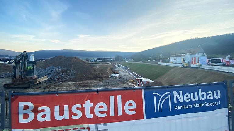Ende 2026 soll die neue Zentralklinik des Landkreises in Lohr in Betrieb gehen. Das Bild zeigt die Baugrube mit Blick Richtung Wombach vor wenigen Tagen. Ende 2026 soll die neue Zentralklinik des Landkreises in Lohr in Betrieb gehen. Das Bild zeigt die Baugrube mit Blick Richtung Wombach vor wenigen Tagen. 