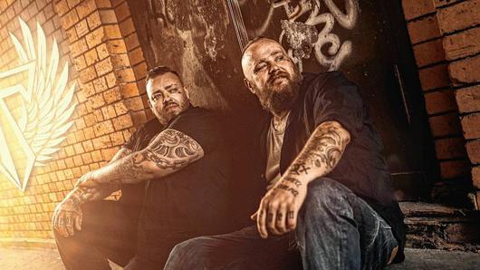 In einer Lesung mit Musik stellen die beiden Musiker Hagen Stoll (links) und Sven Gillert von der Band &bdquo;Haudegen&ldquo; ihre gemeinsame Autobiographie &bdquo;Zusammen sind wir weniger allein&ldquo; vor.