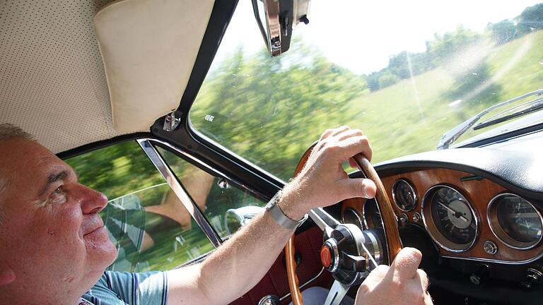 570 Kilometer hat Thomas Malz seinen Oldtimer bei der Sachs Franken Classic durch wunderschöne Landschaften gesteuert. Arkadius Guzy       -  570 Kilometer hat Thomas Malz seinen Oldtimer bei der Sachs Franken Classic durch wunderschöne Landschaften gesteuert. Arkadius Guzy