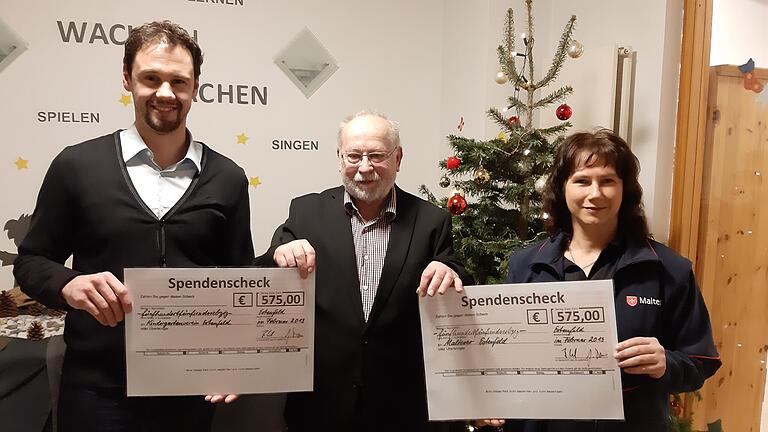 Jürgen Baur (Mitte) bei der Scheckübergabe an Christian Hoffmann und Christiane Witkovsky. Jürgen Baur (Mitte) bei der Scheckübergabe an Christian Hoffmann und Christiane Witkovsky.