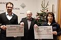 Jürgen Baur (Mitte) bei der Scheckübergabe an Christian Hoffmann und Christiane Witkovsky.