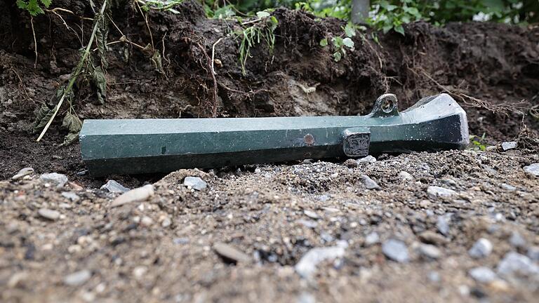 Auf der Baustelle am Ratinger Tor in Düsseldorf liegt ein demontierter Poller, der vor Baubeginn den Gehweg vor dem Tor gesichert hat. Auf der Baustelle am Ratinger Tor in Düsseldorf liegt ein demontierter Poller, der vor Baubeginn den Gehweg vor dem Tor gesichert hat.