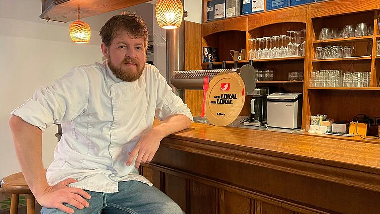 Alexander Fuchsbauer betreibt ab sofort den 'Fuchsbau im alten Bahnhof' in Kirchheim. Dabei setzt er auf Burger, Wraps und Co. zum Mitnehmen und auf einen Cateringservice. Alexander Fuchsbauer betreibt ab sofort den 'Fuchsbau im alten Bahnhof' in Kirchheim. Dabei setzt er auf Burger, Wraps und Co. zum Mitnehmen und auf einen Cateringservice.